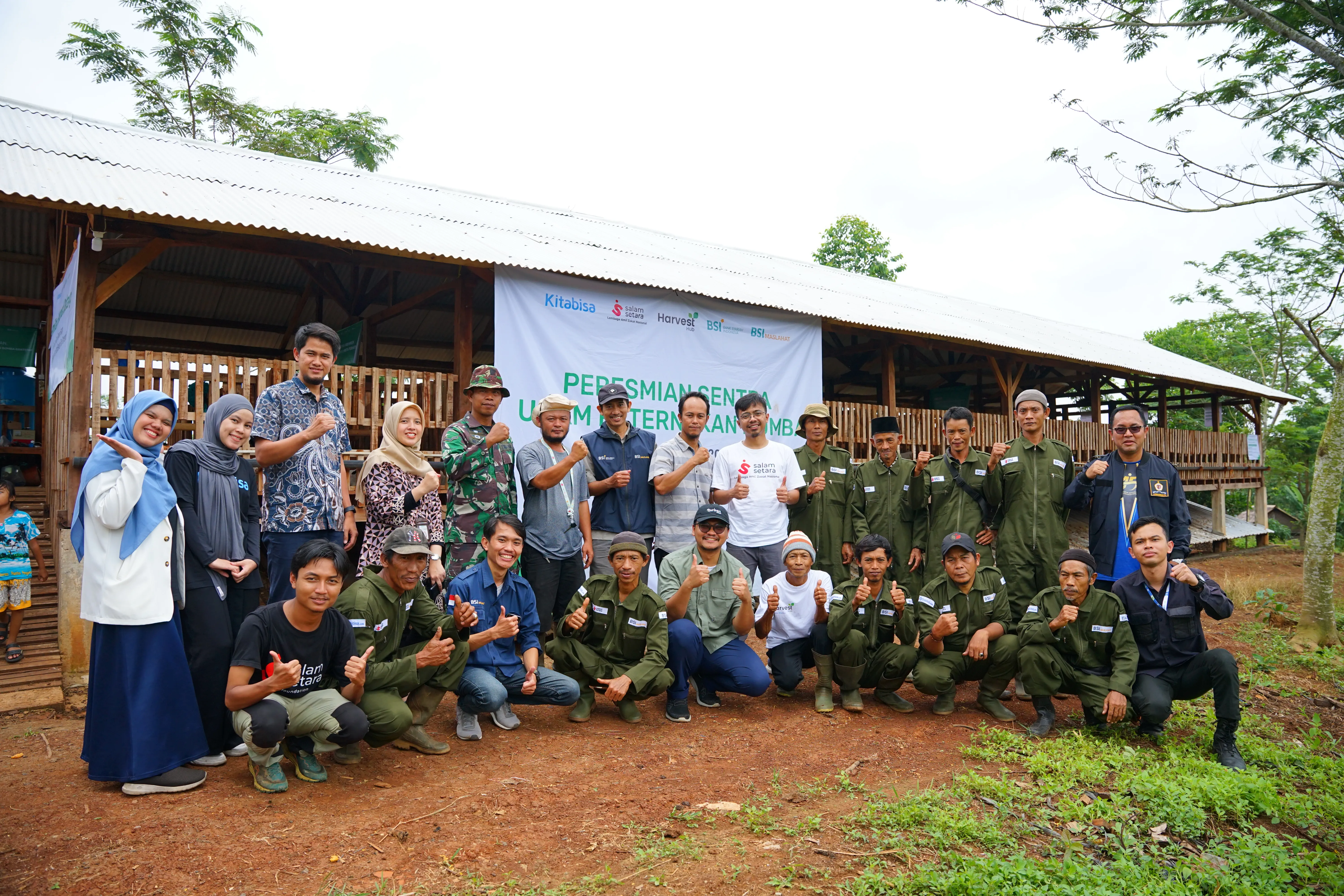 Tim PT BAA bersama mitra dan peternak di peresmian sentra peternakan domba